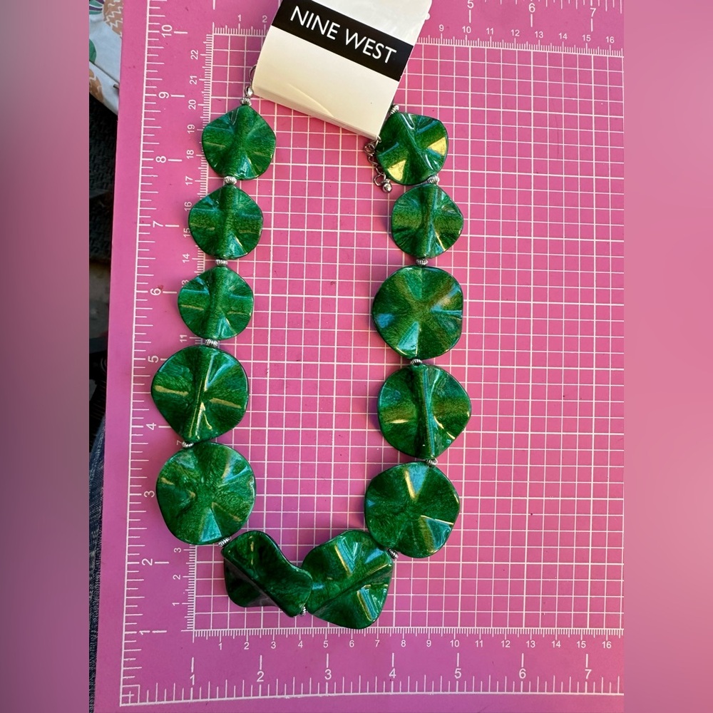 Nine West Vibrant Green lotus leaves Necklace 22” - Picture 4 of 8